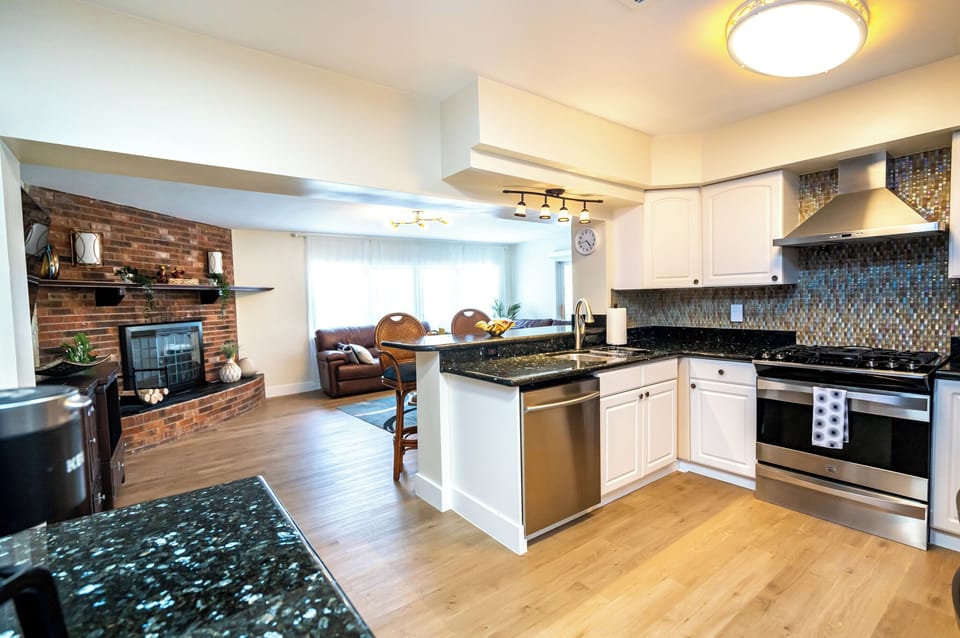 Family Villa, Canal View | Private kitchen