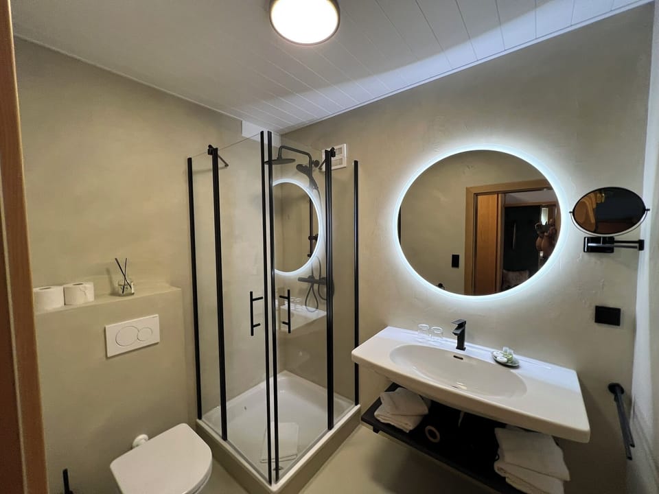 Comfort Double or Twin Room, Balcony, Garden View | Bathroom | Shower, towels, soap, shampoo