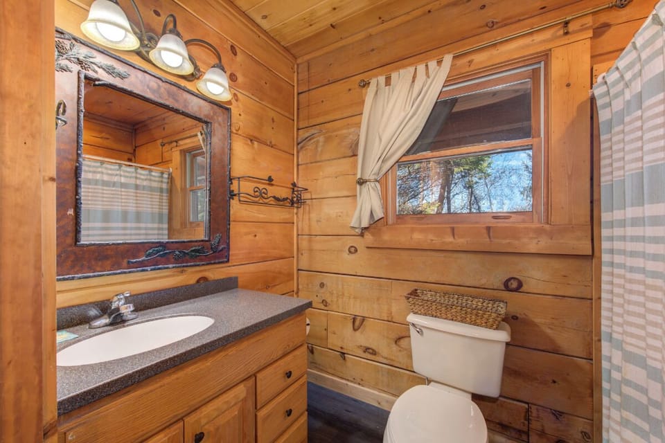 One of Black Bear Lodge's full bathrooms