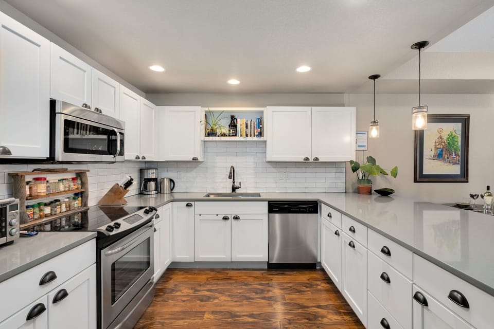 Unit B | Fully-equipped Kitchen with Breakfast Bar