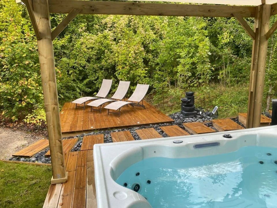 Outdoor spa tub