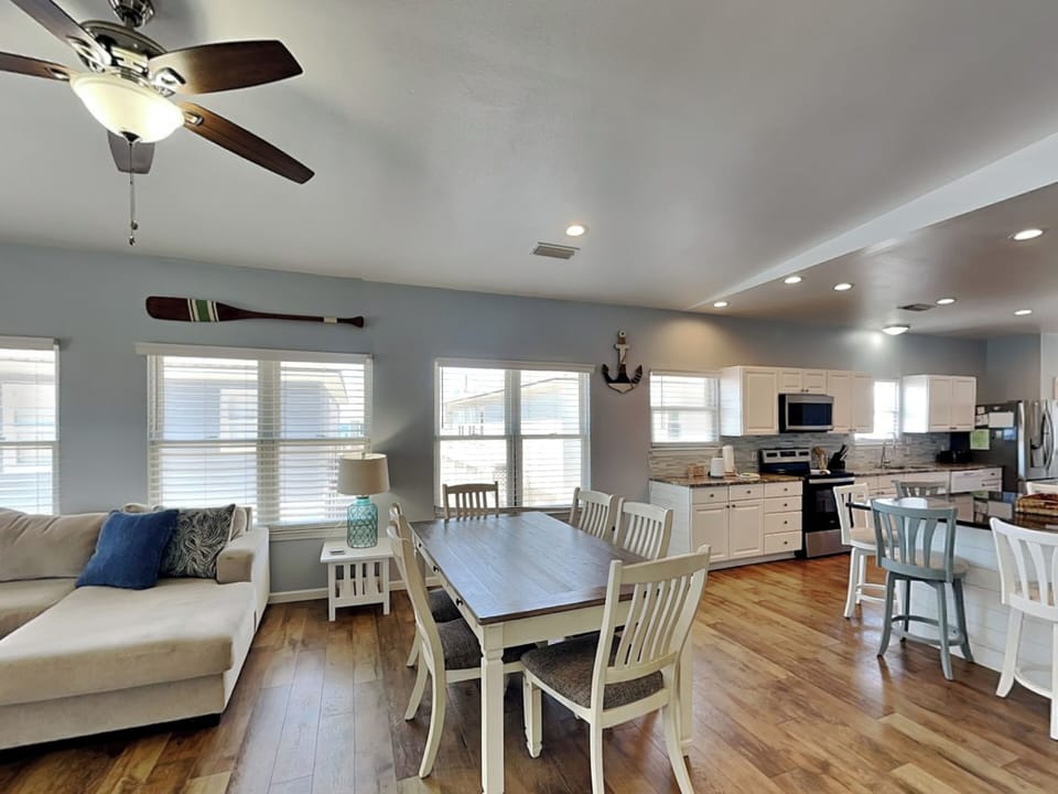 Dining Area - Table and Bar Seating