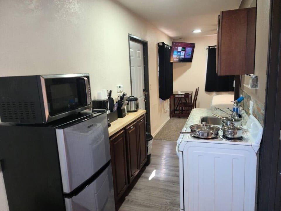 Kitchenette: Looking towards room1 Desk