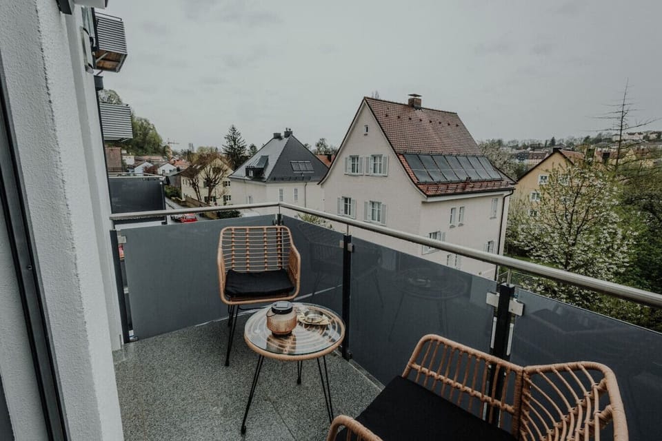 Der Balkon mit Sitzmöbeln und schönem Ausblick.