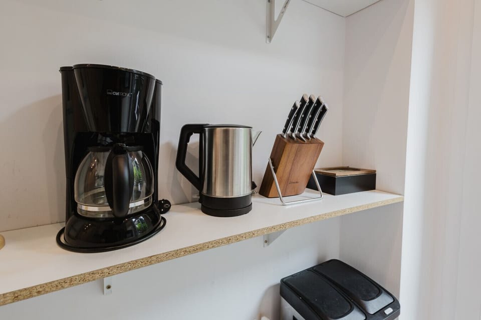 All essentials for your morning routine – coffee maker, kettle and knife set.