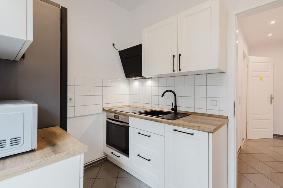Bright and fully equipped kitchen with open layout and quality appliances.