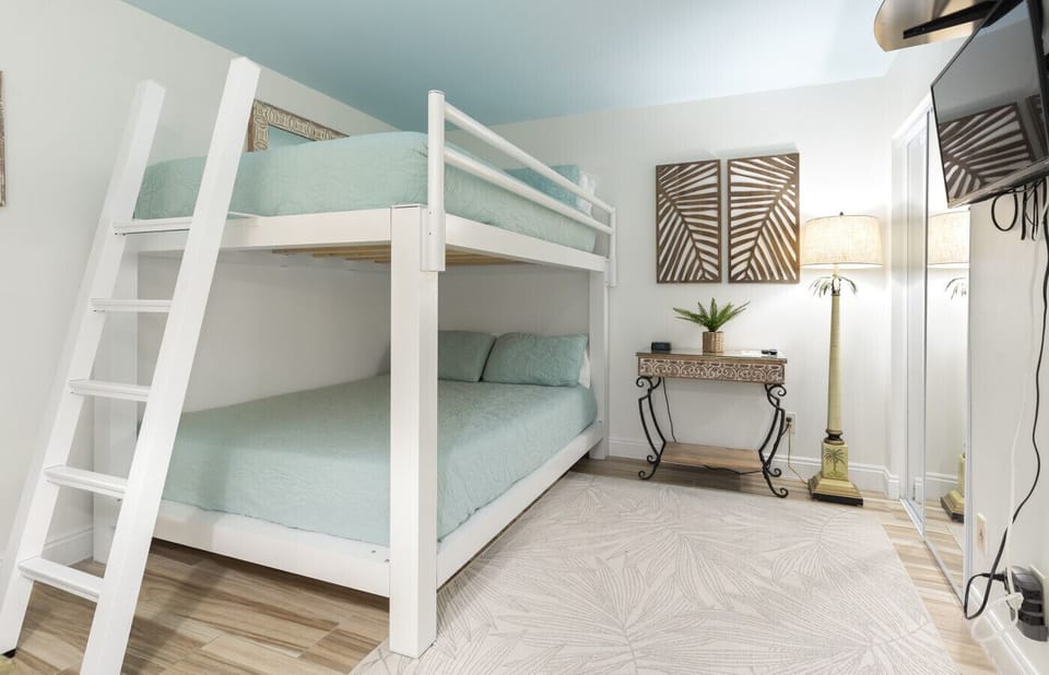 Second bedroom with Queen bunk beds.