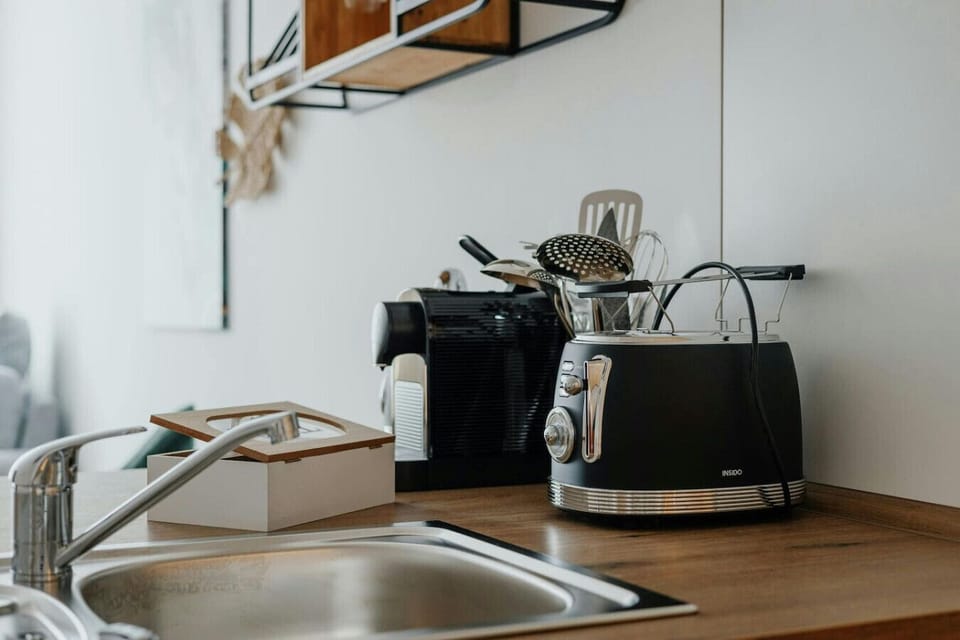 Toaster, coffee machine, and kettle are ready for you. Coffee pods and a variety of teas are also provided.