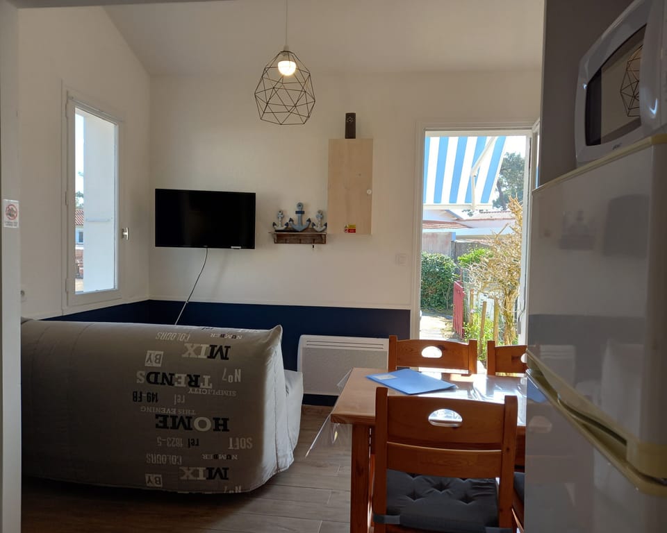 Family House | Living area | 50-cm flat-screen TV with cable channels