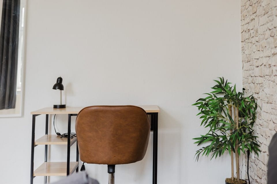 Dedicated workspace with stylish leather chair – great for business travelers.