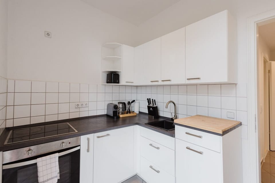 Fully equipped kitchen with coffee machine, toaster, stove and more – ideal for self-catering.