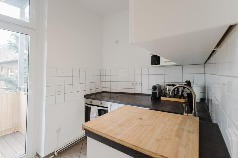 Bright kitchen with direct access to the balcony – cook with fresh air!