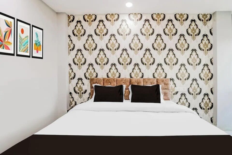 Classic Double Room, City View | In-room dining