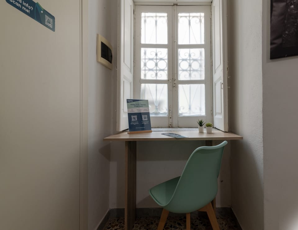 Desk, free WiFi