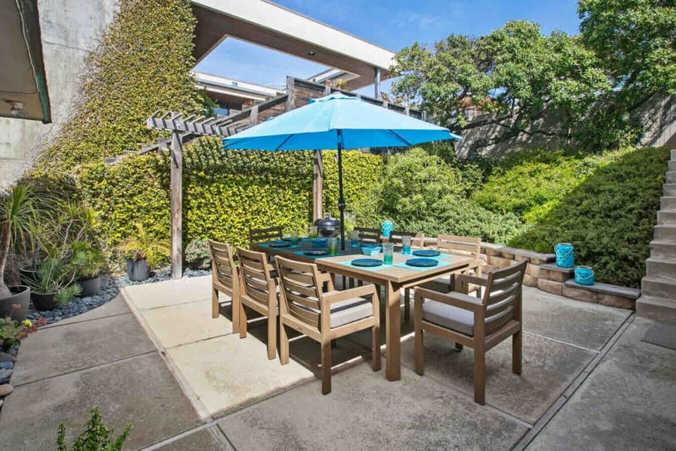 Oceanfront rental in Oceanside California, Beachfront vacation rental, Oceanside beach house, Nearby  beach access nearby, Private sandy backyard, Fire pit on the beach, No street between house and ocean, Walk to Oceanside Pier, Walk to restaurants and co