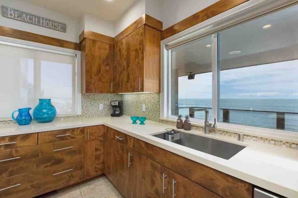 Oceanfront rental in Oceanside California, Beachfront vacation rental, Oceanside beach house, Nearby  beach access nearby, Private sandy backyard, Fire pit on the beach, No street between house and ocean, Walk to Oceanside Pier, Walk to restaurants and co