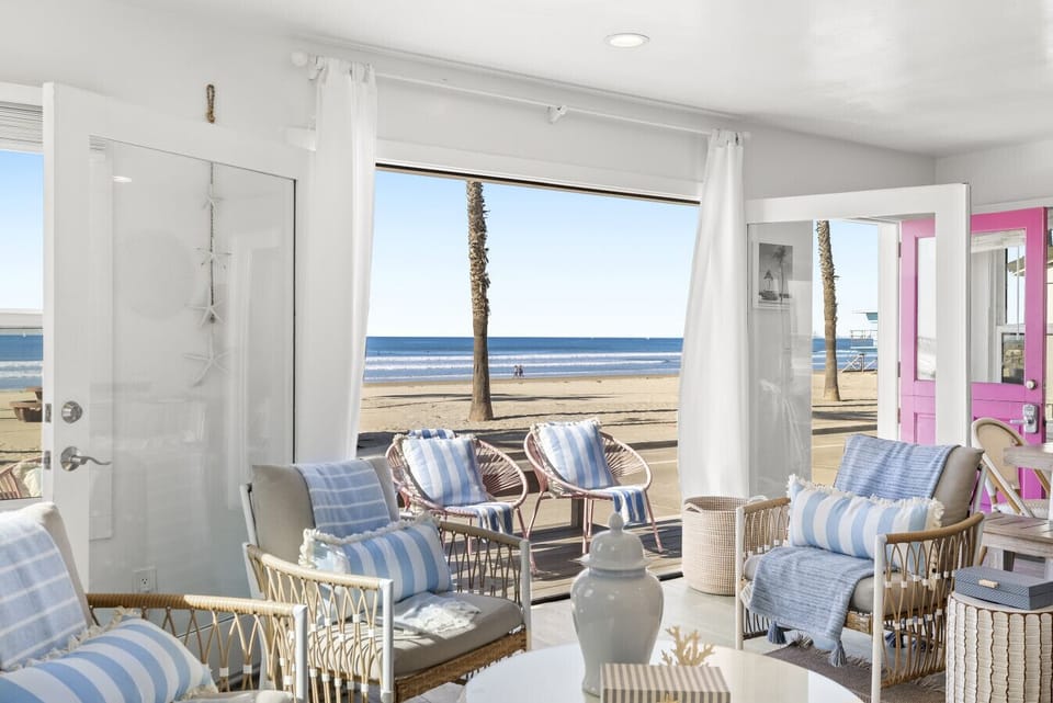 Oceanfront rental in Oceanside California, Best Beach location in Oceanside, Beachfront vacation rental, Oceanside beach house, Great, easy  beach access nearby, Private backyard, Fire pit, Best sandy beach in Oceanside, Walk to Oceanside Pier, Walk to re