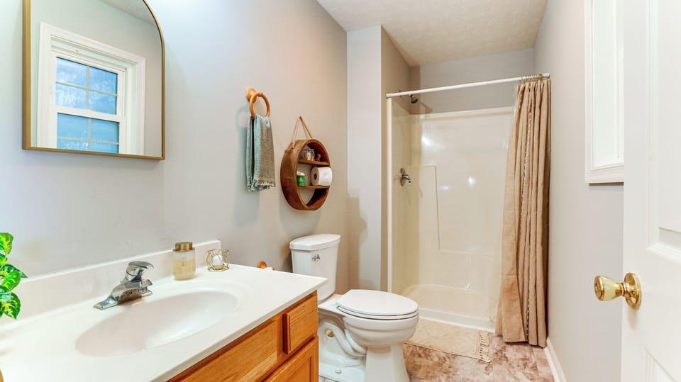 Full Bathroom | Upper Floor | Towels Provided
