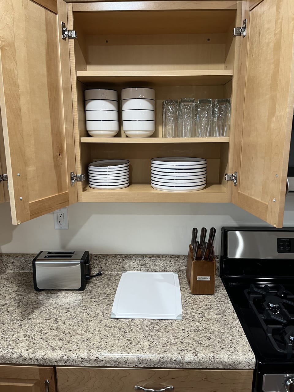 Steak knives, toaster, and dinnerware

