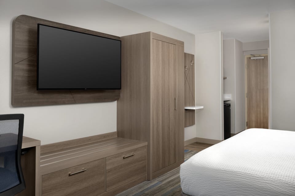 In-room safe, desk, laptop workspace, blackout drapes