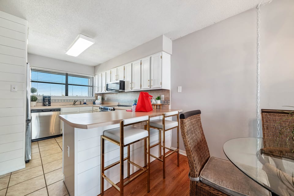 Breakfast bar and kitchen
