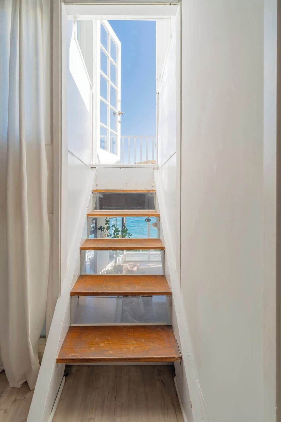 Access to sun deck from the primary bedroom 
