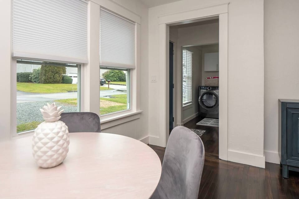 View looking into the mudroom and laundry area