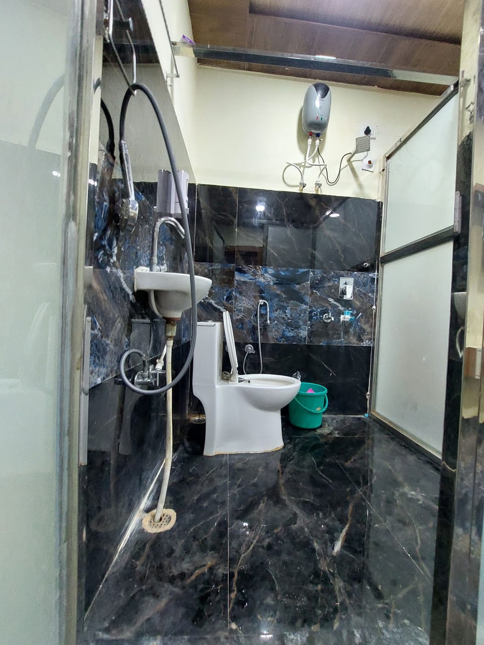 Executive Double Room, City View | Bathroom | Shower, free toiletries, towels, soap