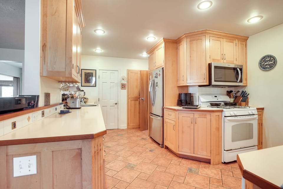 Kitchen | 1st Floor | Keurig & Drip Coffee Makers | Air Fryer | Cooking Basics