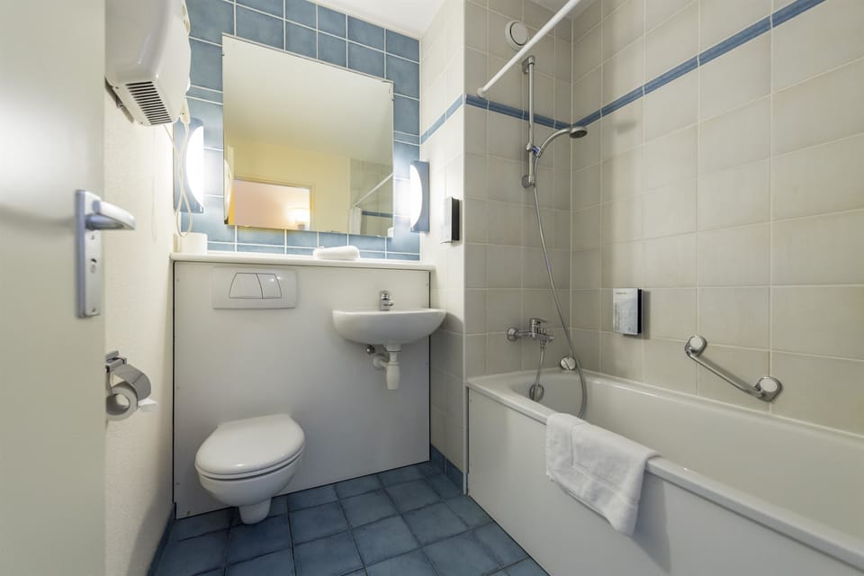 Combined shower/tub, deep soaking tub, eco-friendly toiletries