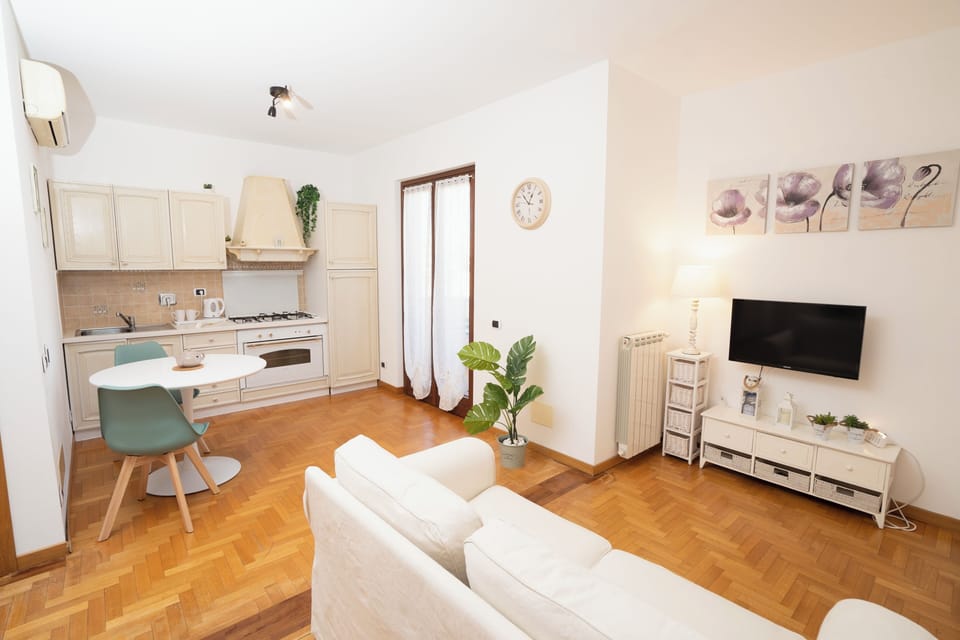 Luxury Suite, Balcony, Courtyard View | Living area | TV