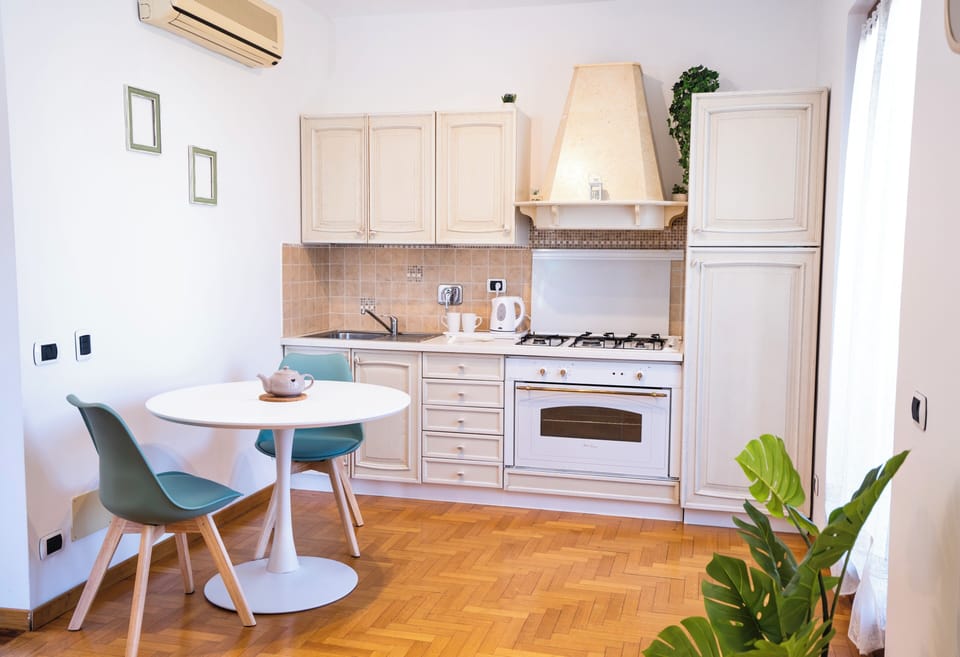 Luxury Suite, Balcony, Courtyard View | Private kitchen