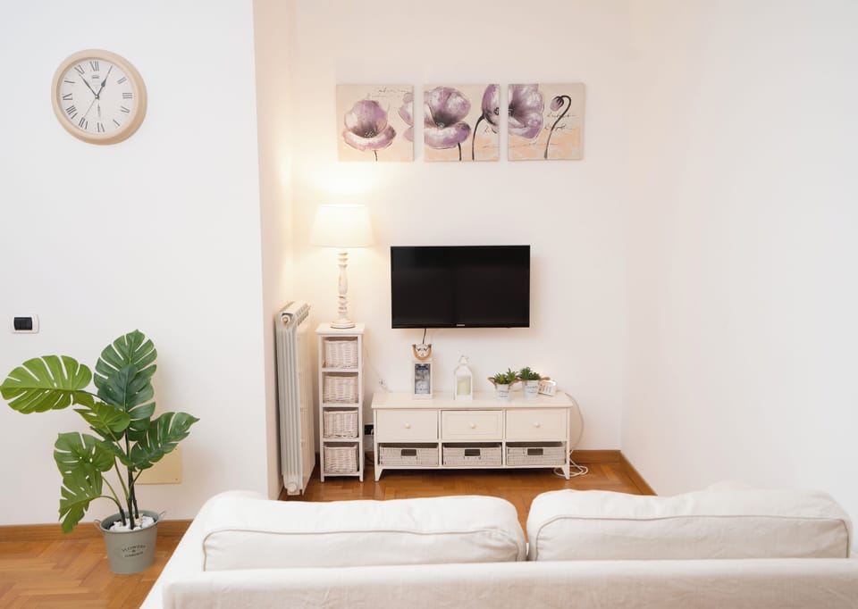 Luxury Suite, Balcony, Courtyard View | Living area | TV