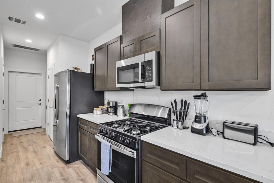 Fully equipped kitchen with high quality granite countertops.
