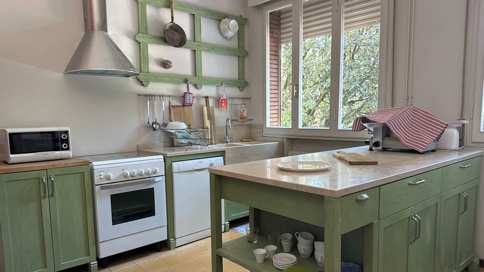 Full-size fridge, microwave, oven, stovetop