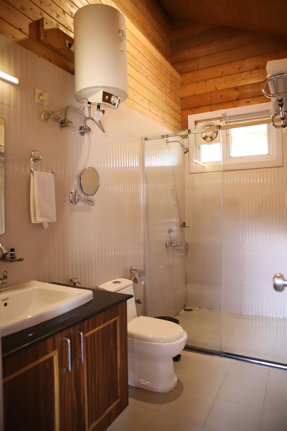Executive Ac Room | Bathroom | Shower, free toiletries, hair dryer, soap