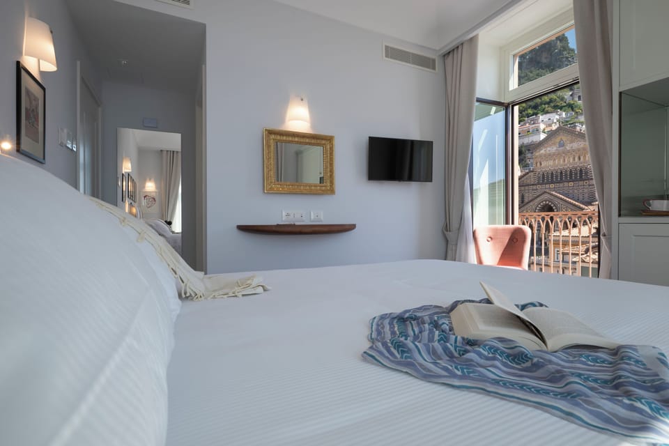 Deluxe Room, Balcony, Sea View | In-room safe, soundproofing, free WiFi, bed sheets