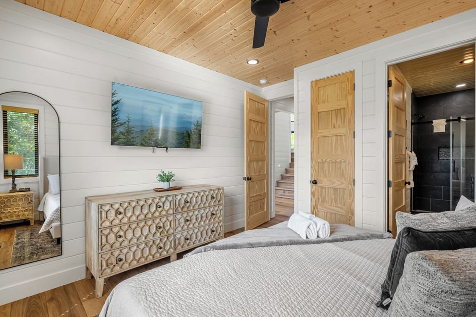 Guest bedroom