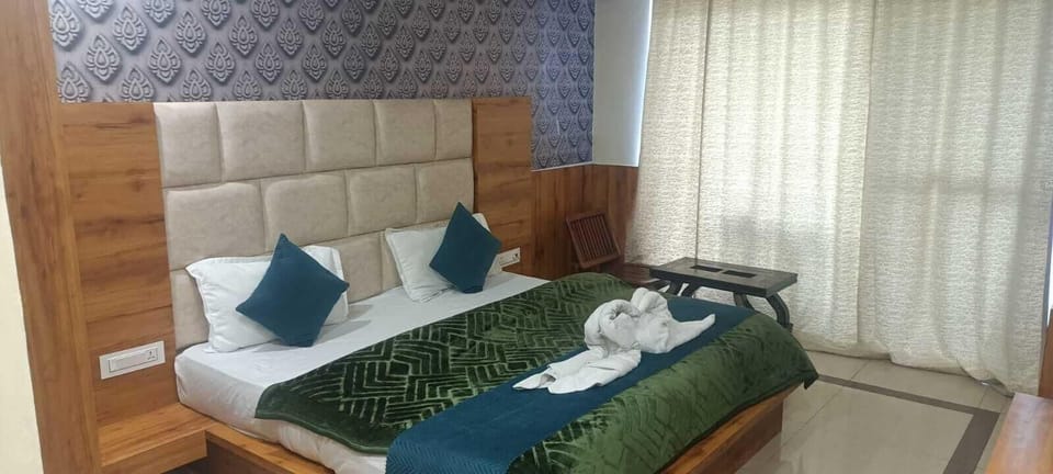 Standard Room, Mountain View | Iron/ironing board, free WiFi