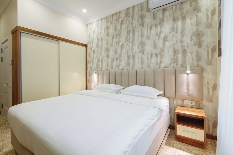 Standard Double Room | In-room safe, laptop workspace, soundproofing