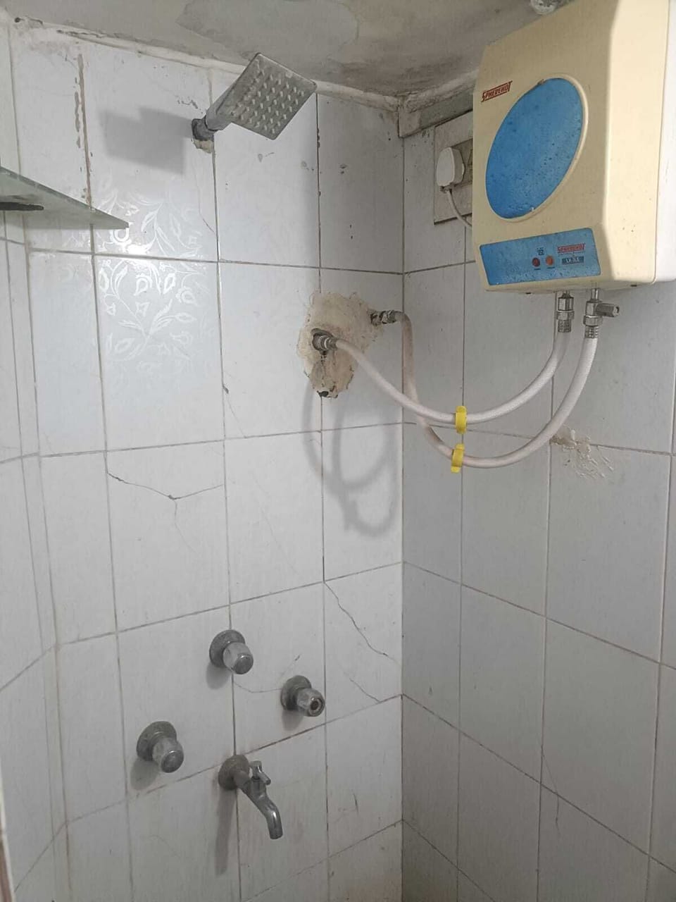 Basic Apartment | Bathroom | Shower, free toiletries, slippers, towels