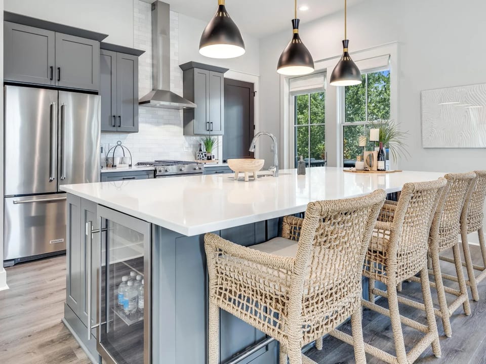 Breakfast Bar - Seating for 4 and Wine Fridge