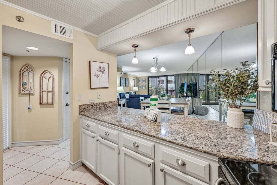 Full kitchen with breakfast bar and all the cooking essentials