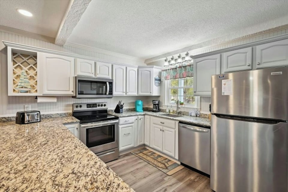 All modern appliances to make meal preparation a breeze.