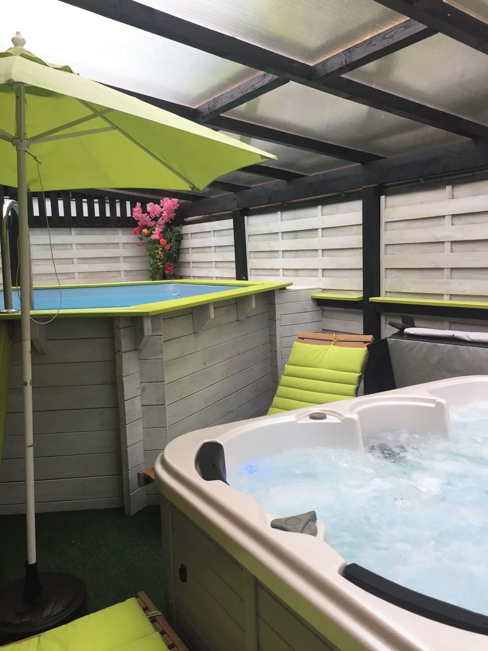 Outdoor spa tub