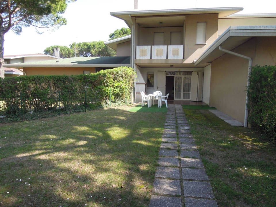 Apartment, 2 Bedrooms, Balcony, Garden View | Outdoor dining