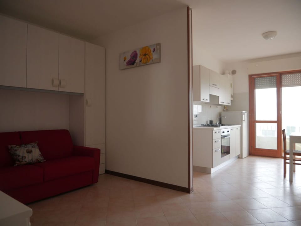 Studio, Balcony, City View | Living room