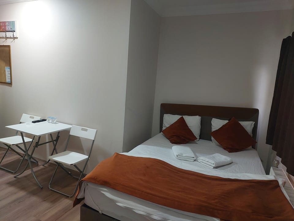 Standard Studio, 1 Bedroom | Desk, laptop workspace, soundproofing, WiFi (free)