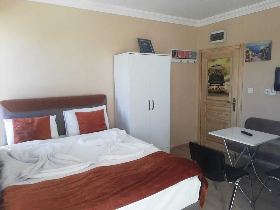 Desk, laptop workspace, soundproofing, WiFi (free)