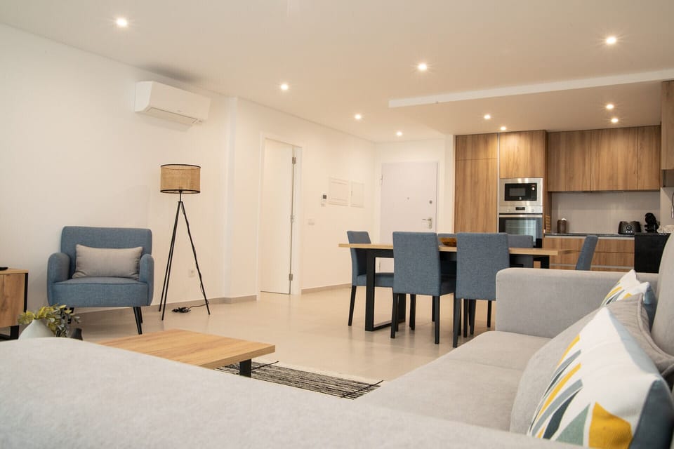Welcome to Refúgio da Muralha! A cozy apartment in Nazaré, close to everything, perfect for relaxing and exploring the village and its stunning views.